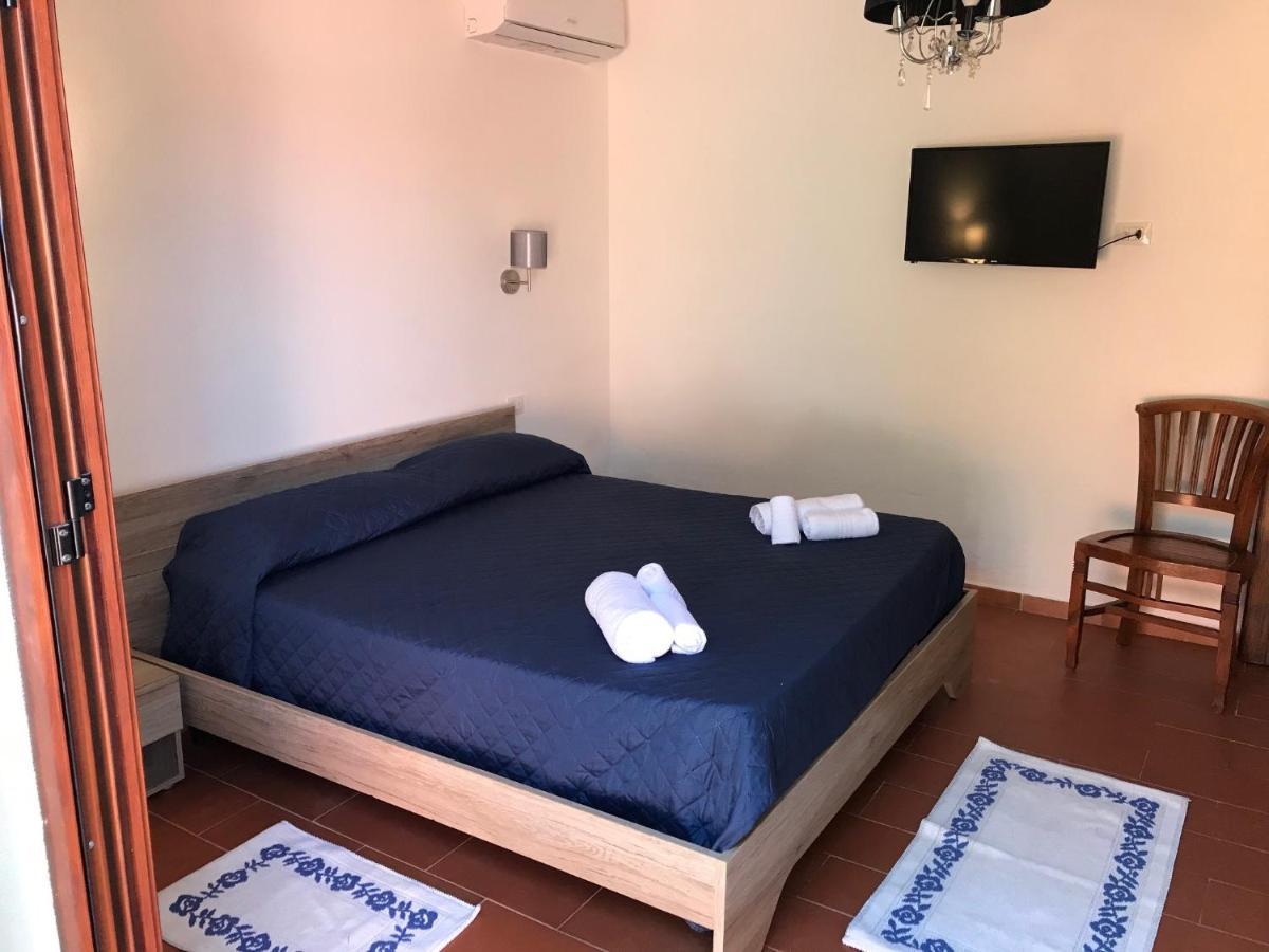 B&B Da Tizy San Teodoro  Luaran gambar