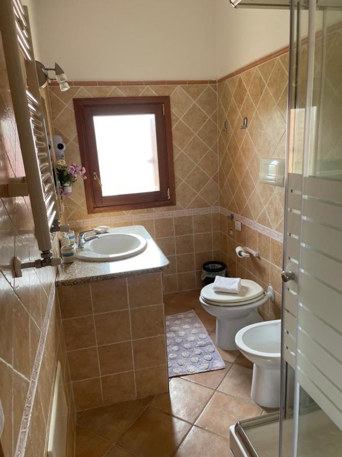 B&B Da Tizy San Teodoro  Luaran gambar