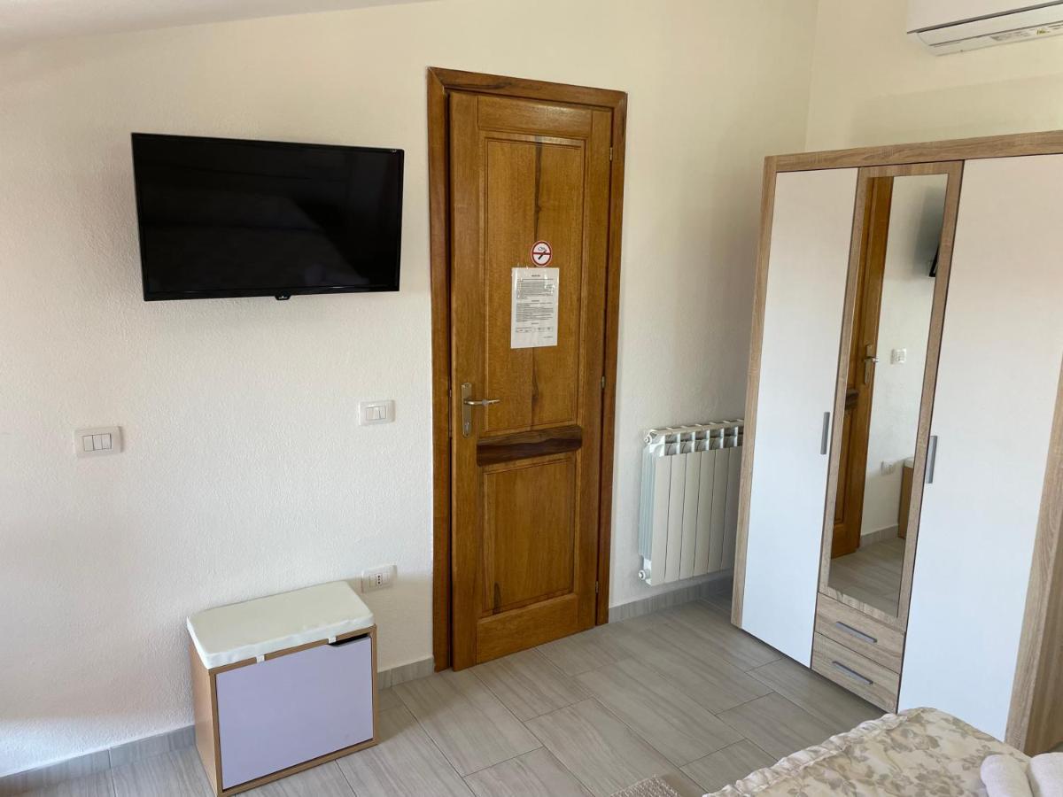 B&B Da Tizy San Teodoro  Luaran gambar